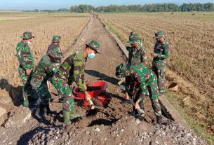Semangat TNI Memindahkan Material Sirtu Menggunakan Angkong