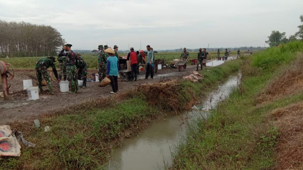 Semangat Warga Tamansari Ikut Pengecoran Jalan