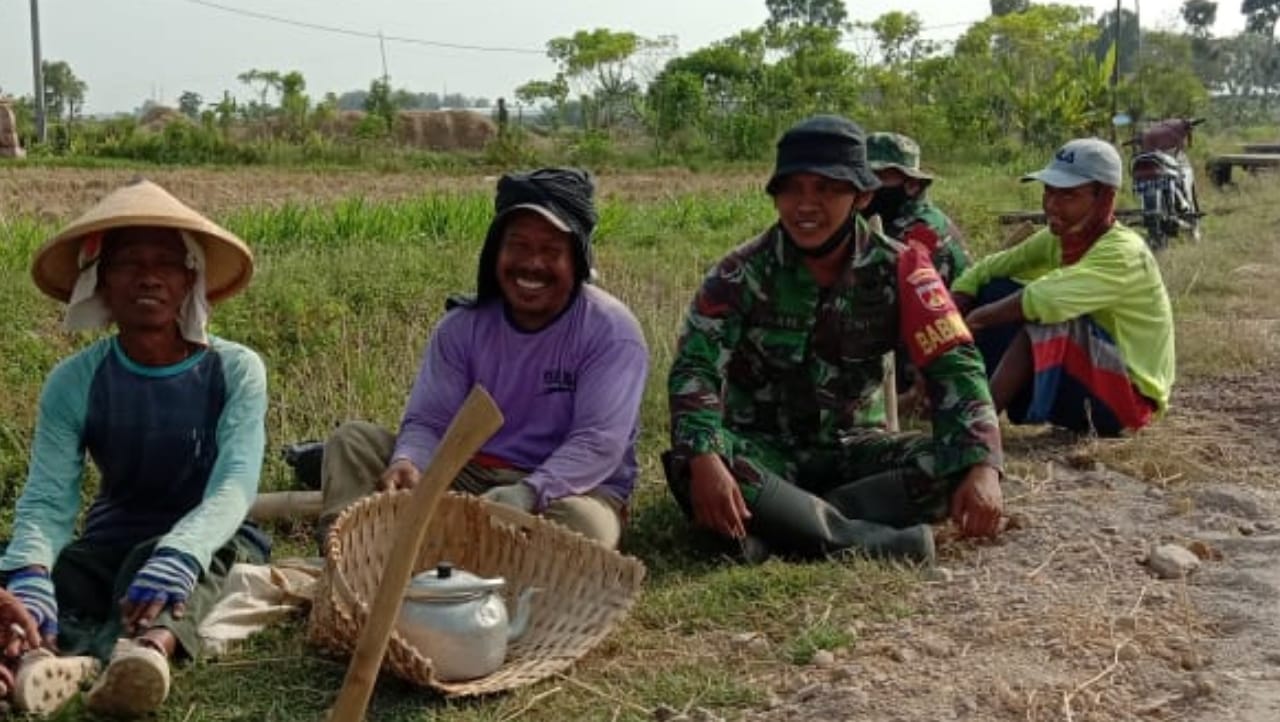 Senyum Mengembang Anggota Satgas TMMD Dan Warga Ditengah Terik Matahari