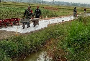 Sepanjang 150 Meter Plastik Cor Di Pasang Untuk Pengecoran