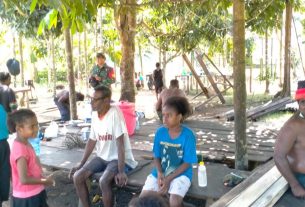 Serka Aritonang Komsos di Tengah Anak-anak Kampung Dorba