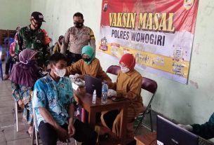 Serma Dadang : Antusias Lansia Desa Nguneng Saat Mendapat Vaksinasi Covid-19 Sangat Tinggi