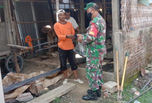 Sertu Jumroni Wajibkan Warga Memakai Masker