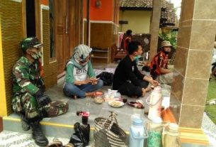 Serunya Ngopi Bareng Warga Di Teras Rumah