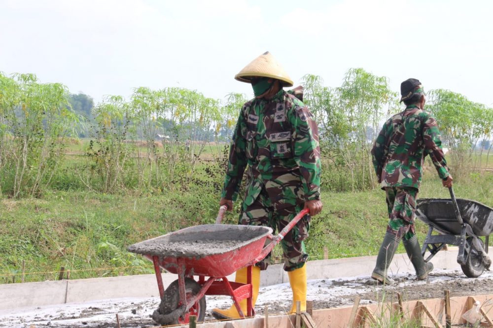 Silih Berganti Anggota Satgas TMMD Kodim Pati Terus Bekerja di Betonisasi Jalan
