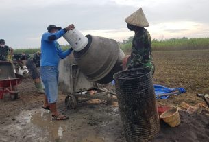 Silih Berganti Bersama Masyarakat Operasionalkan Molen Di Betonisasi Jalan