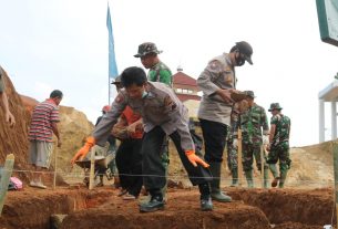 Sinergi TNI-Polri, Polres Banjarnegara Terjunkan Personel Bantu TMMD Reguler Ke-111 Kodim 0704/Banjarnegara