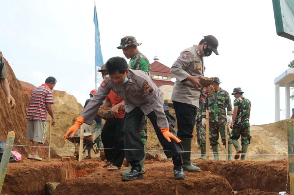 Sinergi TNI-Polri, Polres Banjarnegara Terjunkan Personel Bantu TMMD Reguler Ke-111 Kodim 0704/Banjarnegara