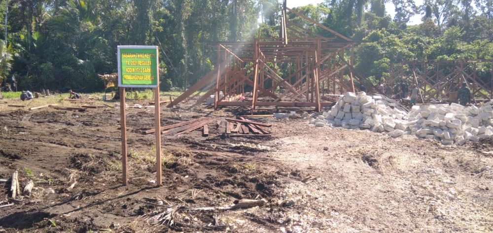 Sinergitas Babinsa Bangun Rumah Pastori di Lokasi Pra TMMD