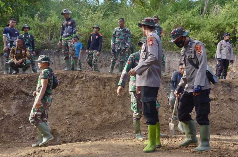 Sinergitas TNI dan Polri Bone di Lokasi TMMD Jadi Contoh Bagi Masyarakat