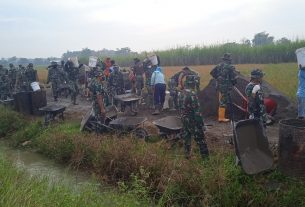 Suasana Hiruk Pikuk Mewarnai Proses Pengerjaan Pengecoran Jalan Penghubung Desa