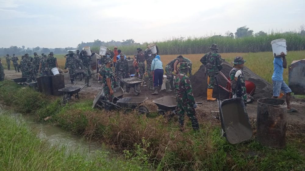 Suasana Hiruk Pikuk Mewarnai Proses Pengerjaan Pengecoran Jalan Penghubung Desa