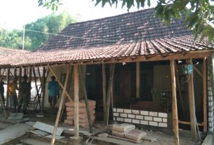 Sudah Ditopang Tiang Bambu, Rumah Santoso Siap Melanjutkan Pembangunan Tembok