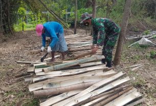Suwarjo Siapkan Bilah Bambu Untuk Lanjaran Tanaman Kacang Panjang
