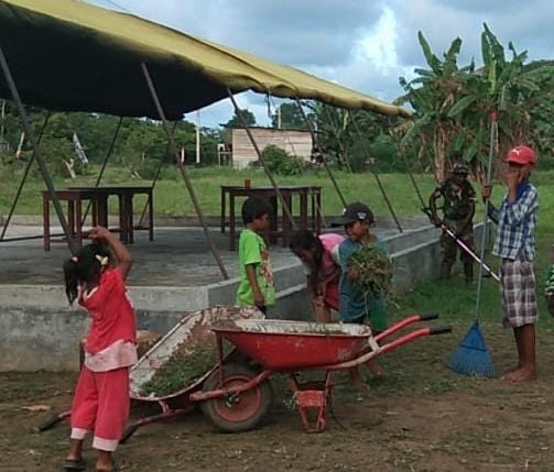 TMMD: Anak-anak Kampung Dorba Terapkan Jiwa Kegotong-royongan