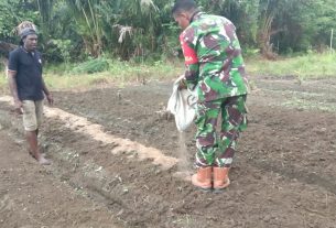 TMMD: Babinsa Pantai Timur Beri Teladan