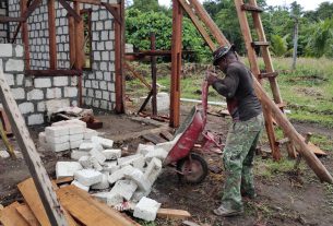 TMMD: Distribusi Batu Tela di Pembangunan Gereja dan Rumah Pastori