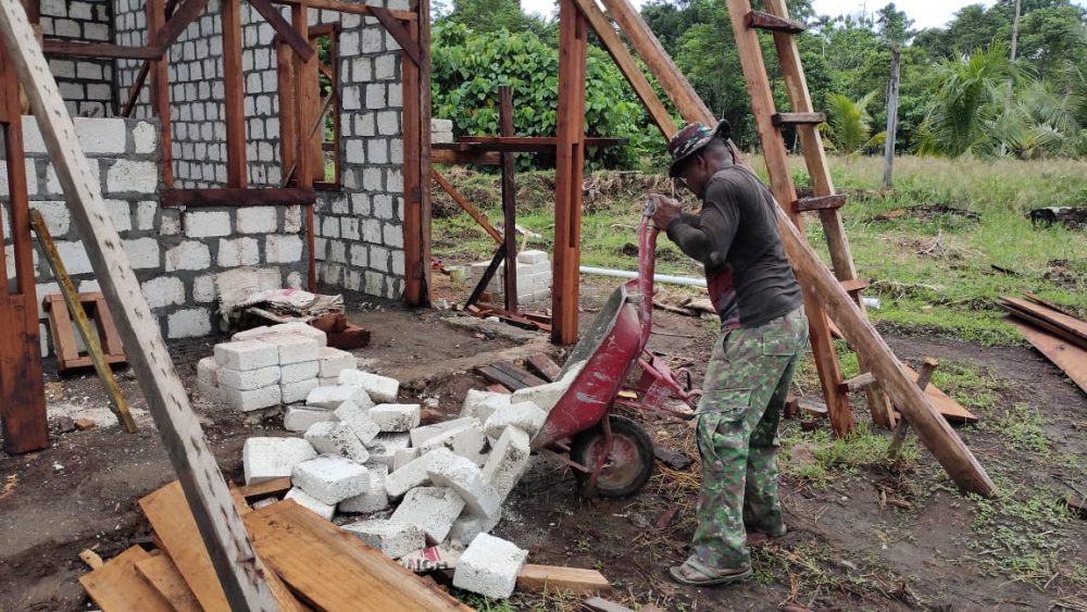 TMMD: Distribusi Batu Tela di Pembangunan Gereja dan Rumah Pastori
