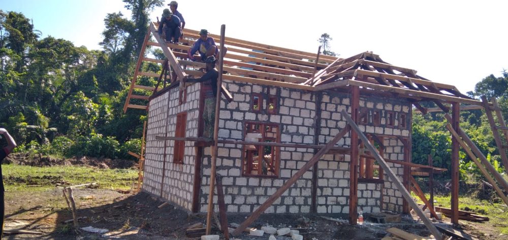TMMD: Kerjasama Lakukan Pemasangan Lisplang di Rumah Pastori