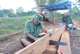 TMMD: Pemotongan Papan Lisplang Dilakukan dengan Penuh Semangat