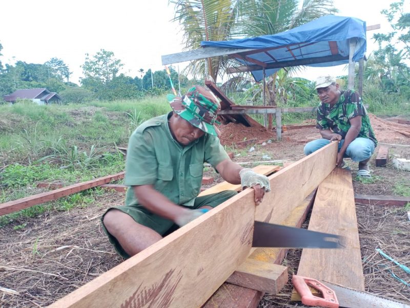 TMMD: Pemotongan Papan Lisplang Dilakukan dengan Penuh Semangat