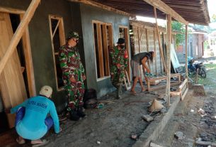 TNI Bersama Masyarakat Pasang Pintu dan Jendela RTLH