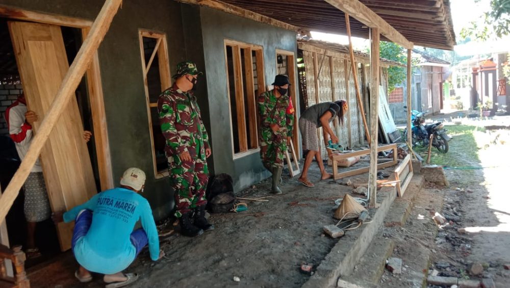 TNI Bersama Masyarakat Pasang Pintu dan Jendela RTLH