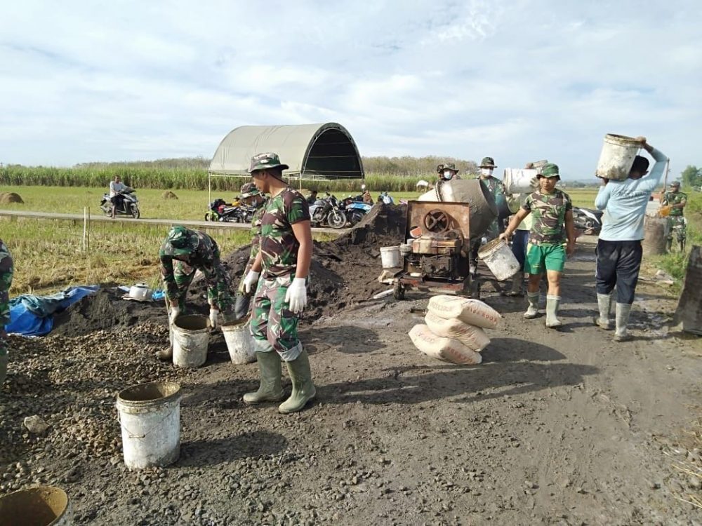 TNI Bersama Masyarakat Terus Bekerja Keras Menyelesaikan Betonisasi