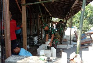 TNI Bersama Warga Melaksanakan Pemasangan Batu Bata