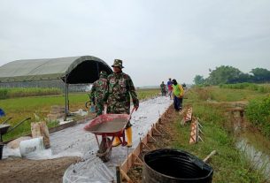 TNI Bersama Warga Saling Kompak Untuk Merampungkan Jalan Rabat Beton