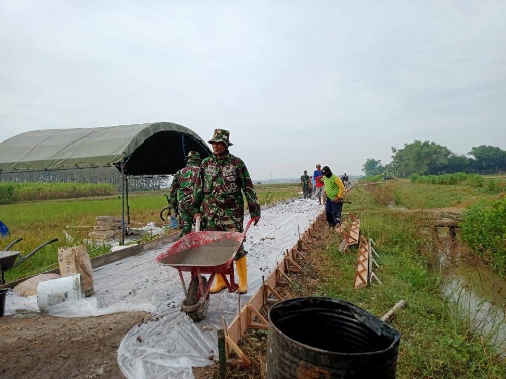 TNI Bersama Warga Saling Kompak Untuk Merampungkan Jalan Rabat Beton