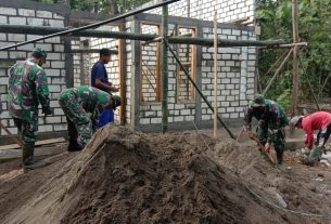 TNI Bersama Warga Tamansari Bekerja Dengan Maksimal di RTLH