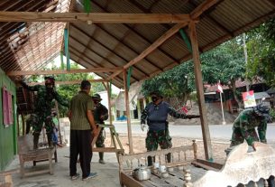 TNI Bersama Warga Tamansari Estafet Turunkan Atap Genteng Rumah Mudadi