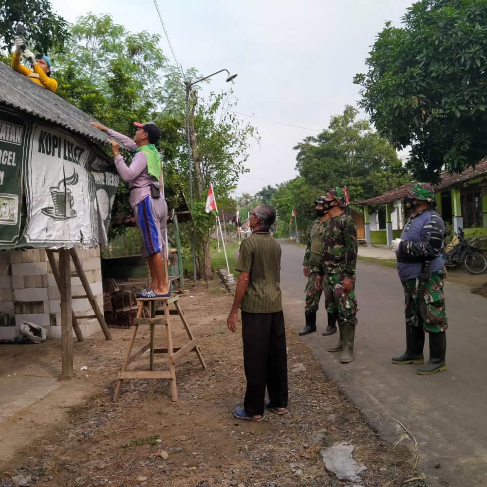 TNI Dan Warga Bongkar Atap Rumah Mudadi