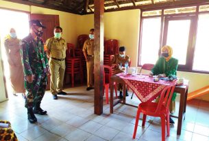 TNI-Polri Kecamatan Puhpelem Dampingi Pelaksanaan Serbuan Vaksinasi Terhadap Lansia