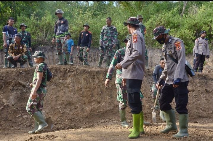 TNI-Polri Semakin Mesra di Lokasi Pembangunan Talud TMMD ke-111
