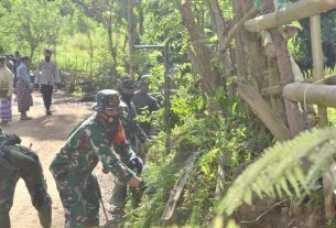 TNI, Polri, dan Masyarakat Bahu Membahu Kerjakan Sasaran Fisik TMMD