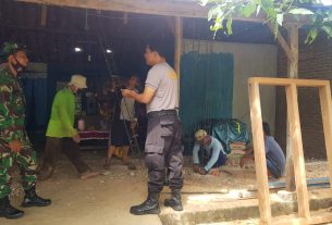 TNI dan Polri Bersama Masyarakat Berjibaku Rehab RTLH Pada TMMD