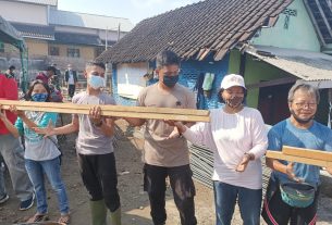 Tak Mau Kalah, Ibu-ibu Turut Membaur Bersama Anggota Satgas menyelesaikan Sasaran TMMD