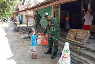 Tentara Menjadi Idola Bagi Anak-Anak Di Lokasi TMMD Desa Tamansari.