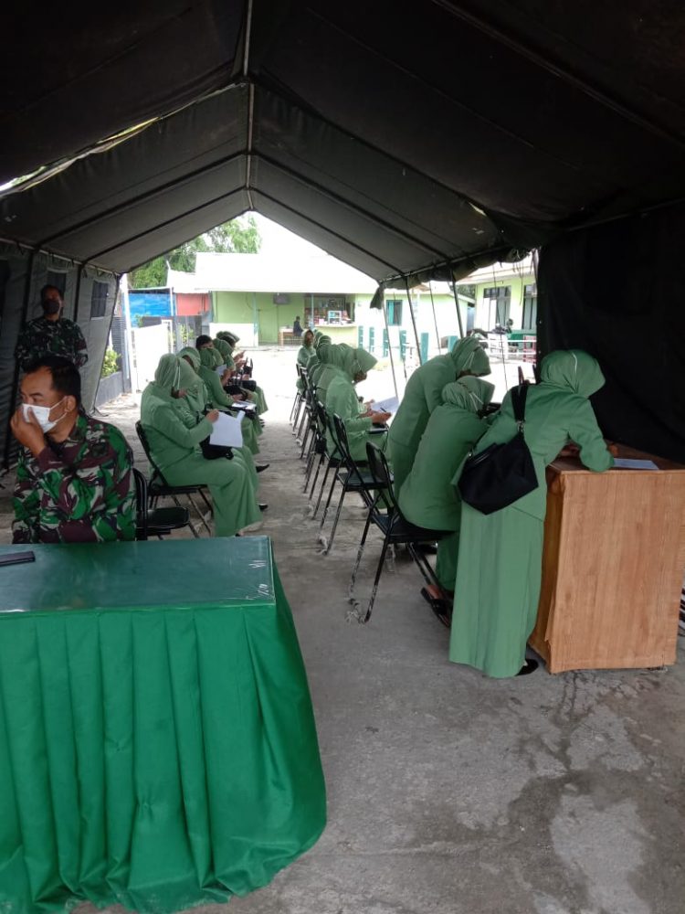 Tim Kesehatan Rindam XII/Tpr Dukung Pelaksanaan Vaksinasi