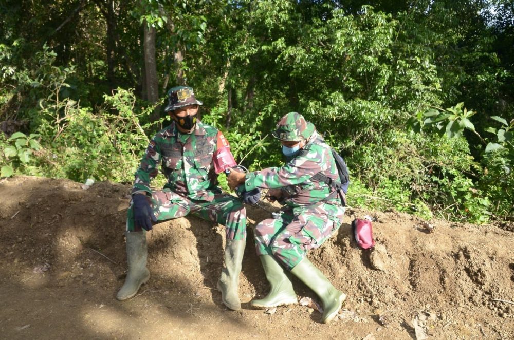 Tim Kesehatan TMMD Bone Ke-111 Rutin Cek Kesehatan Anggota