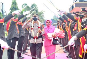 Tradisi Pedang Pora sambut kedatangan AKBP Zaky Alkazar Nasution
