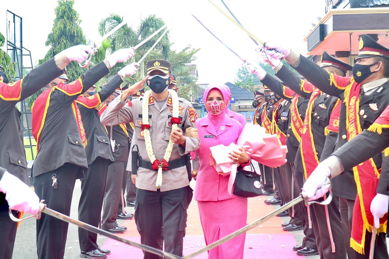 Tradisi Pedang Pora sambut kedatangan AKBP Zaky Alkazar Nasution