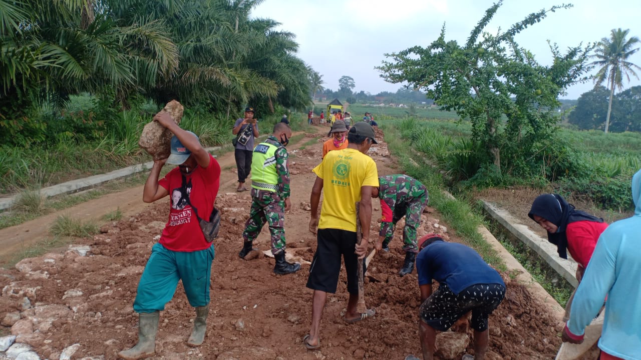 Tumbuhkan Semangat Gotong Royong, Koramil Pekalongan Ajak Warga Perbaiki Jalan Rusak