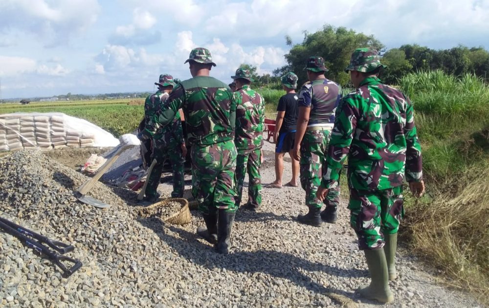 Tumpukan Material Semen Bahan Utama Untuk Pengecoran Jalan