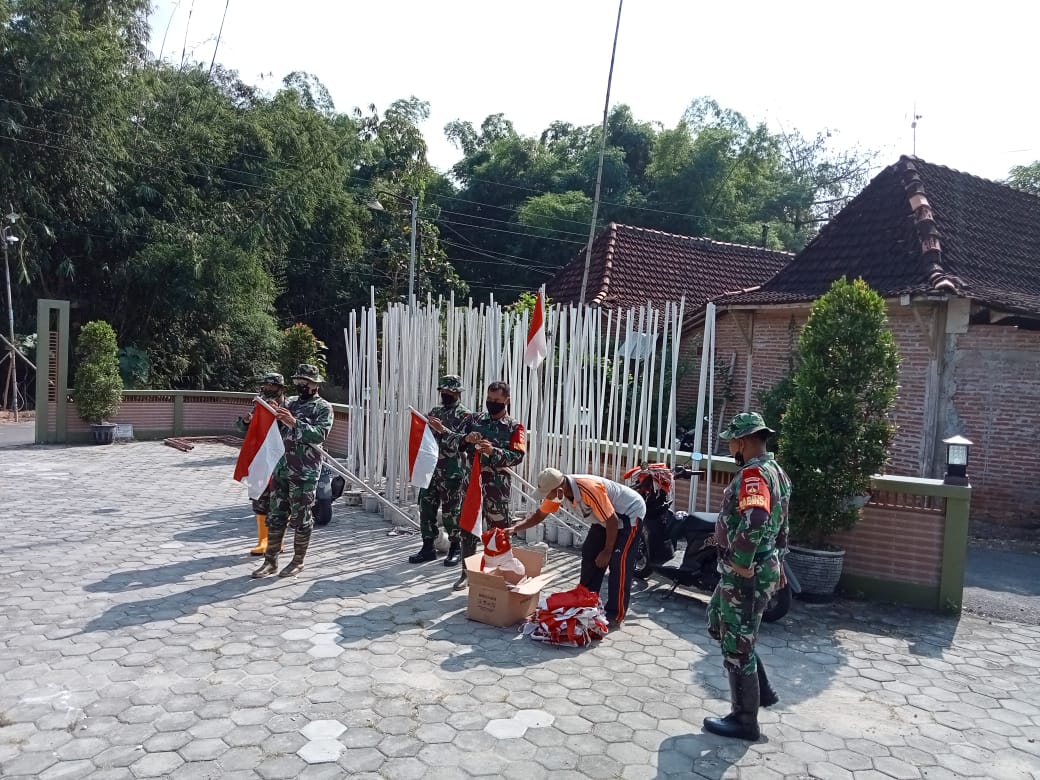 Umbul-Umbul Dan Bendera Merah Putih Semarakkan Suasana Di Lokasi TMMD 111