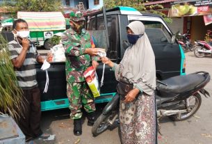 Upaya Memutus Penyebaran Covid-19 Diwilayah Teritorialnya, Koramil 11/Manyaran Bagikan Masker Kepada Warga