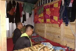 Walaupun tempatnya terbatas Satgas TMMD Sempatkan Sholat Berjamaah