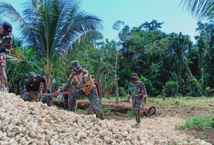 Warga Antusias Bantu Babinsa Koramil Makadam Jalan